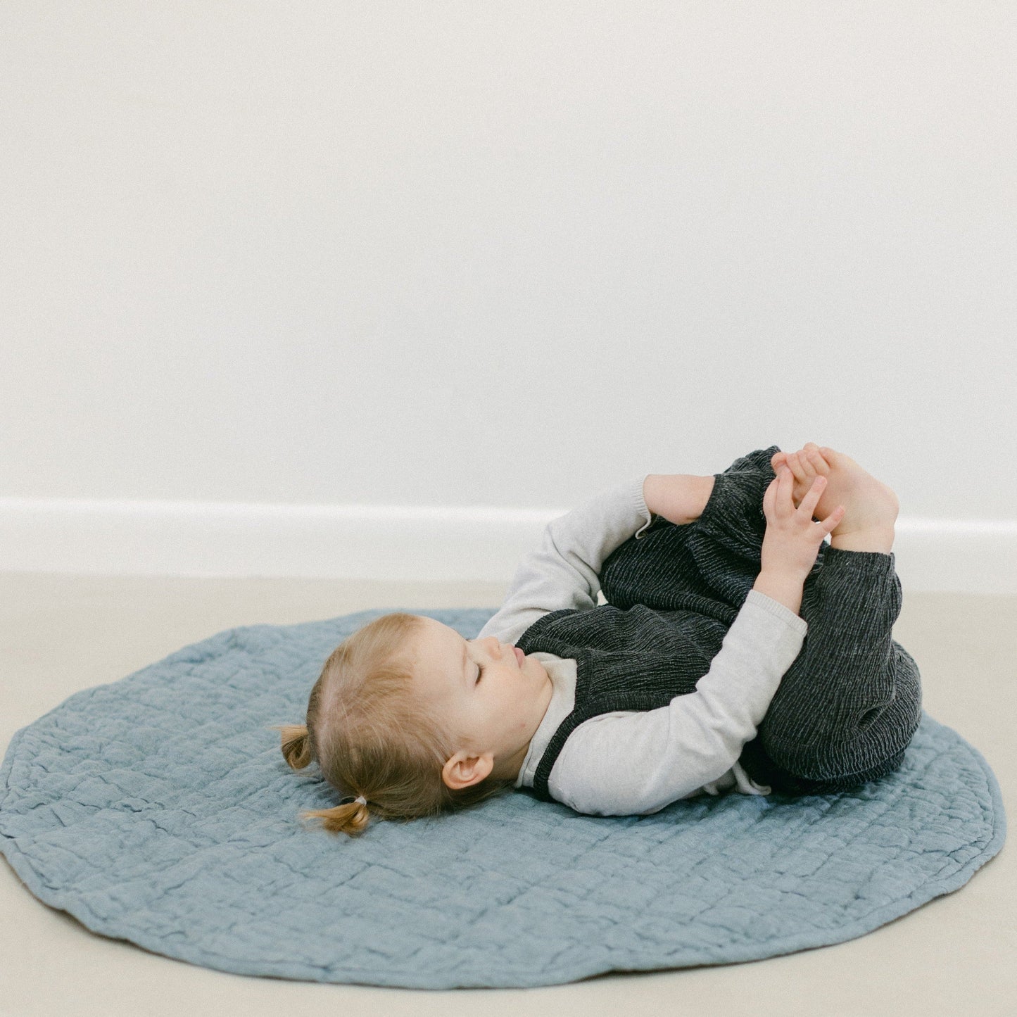 Round Belgian Linen Play Mat in Denim